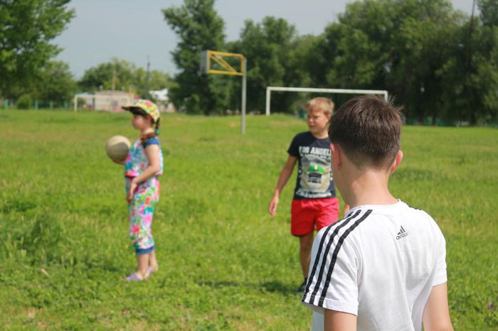 В Здравушке в футбол играют и мальчики, и девочки.